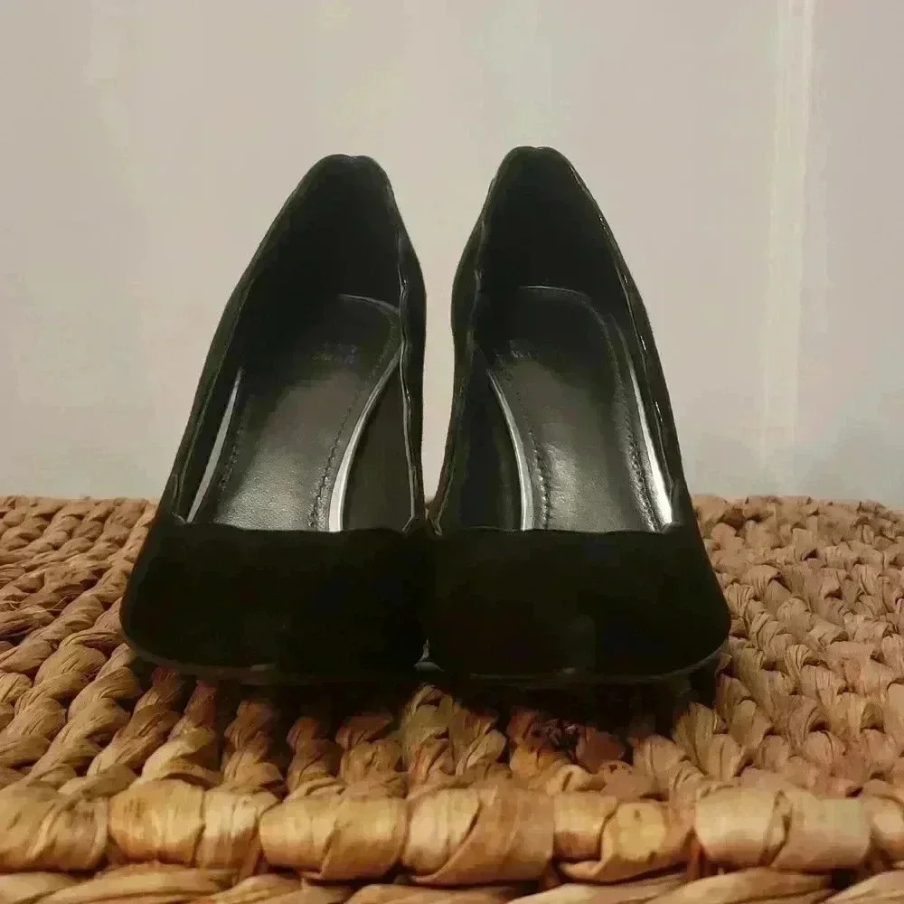 Stuart Weitzman Suede Scalloped Edge Heels - Picture 6 of 11
